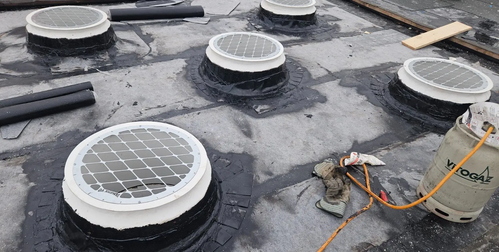 Entlüftungshauben auf einem Bitumen-Flachdach