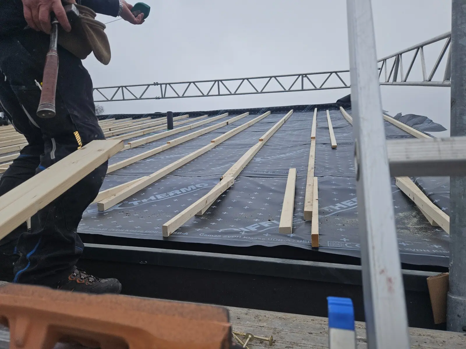 Montage der Dachlatten auf der neuen Unterdachbahn