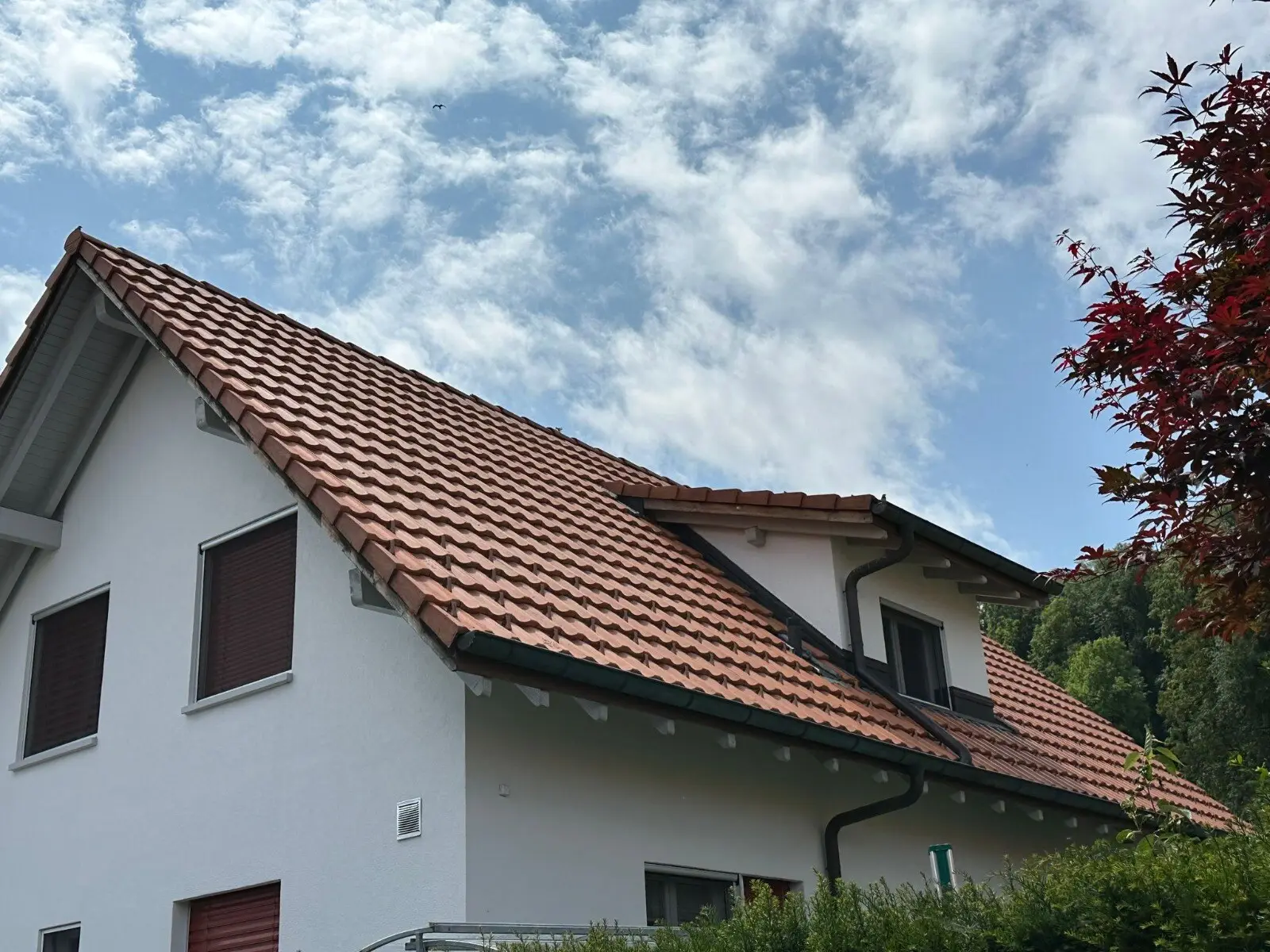 Fertig eingedecktes Ziegeldach eines Einfamilienhauses